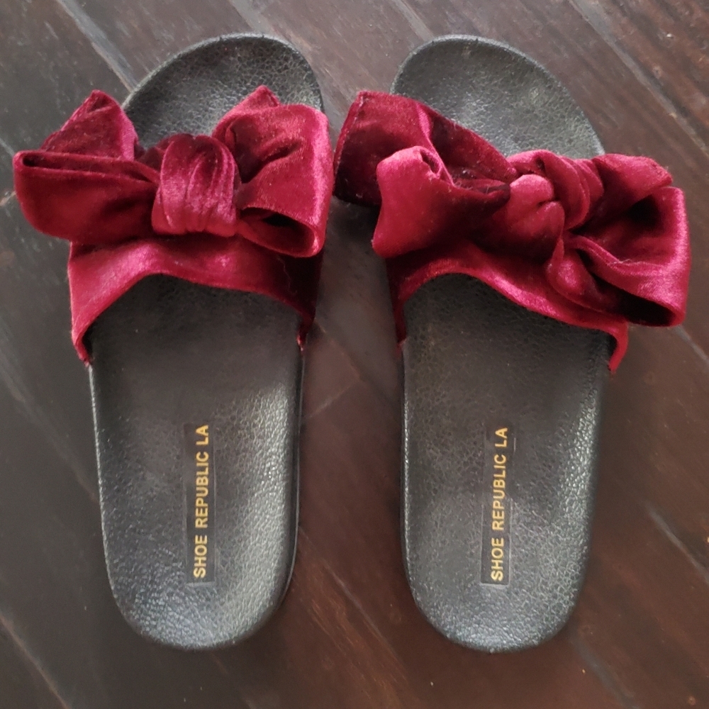 Burgandy velvet bow slides